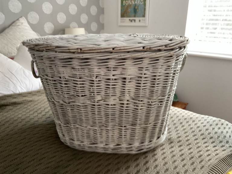 White Wicker Laundry Basket with Lid – Good Condition