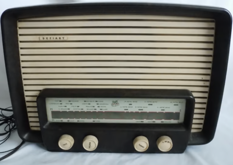 Vintage Defiant Radio For Spares / Repairs / Display