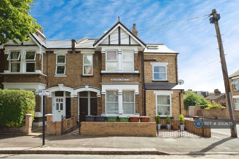 3 bedroom flat in Pretoria Road, London, E11 (3 bed) (#3013675)