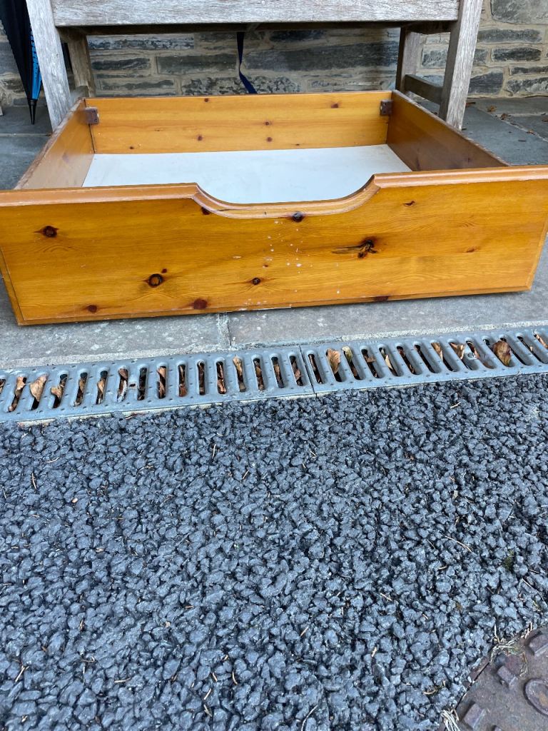 Under bed trundle on wheels