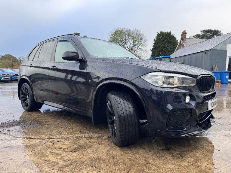 I am selling my BMW X5 drive 40d sport ,ready until October 2026, , rear camera, 7 seat