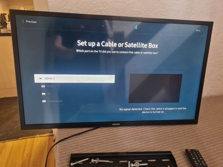 Samsung 32 Inch Smart TV With Wall Bra