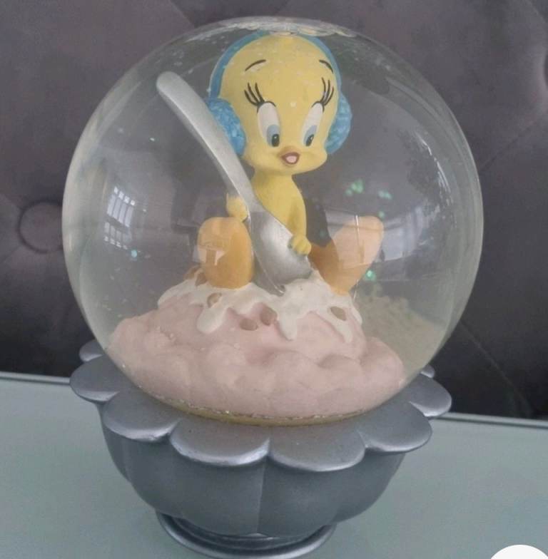 Warner brothers tweety pie snow globe