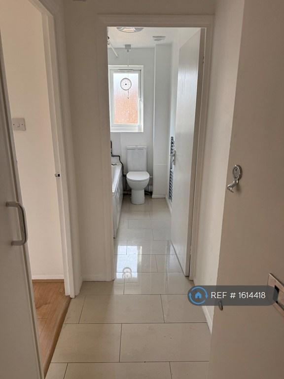Studio flat in Streamside, London, N9 (#1614418)