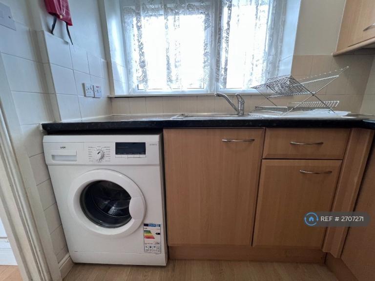 1 bedroom flat in High Street South, Dunstable, LU6 (1 bed) (#2707271)