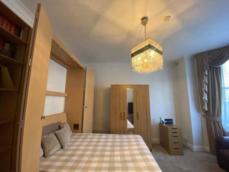 Spacious and Cosy Double Rooms for Rent in - SW8 1JZ