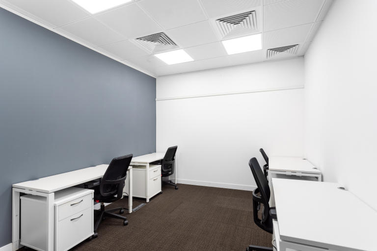 Bolton - BL12AX \ Flexible Office Space with 5 Workstations