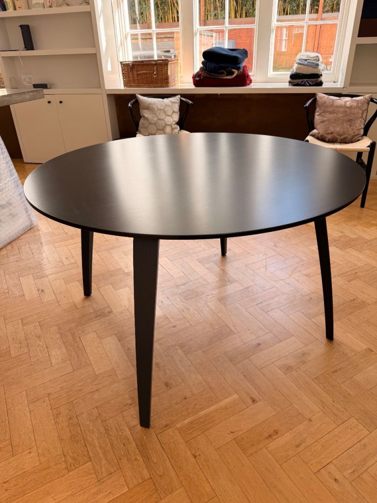Gubi Round Dining Table – Black – 120cm