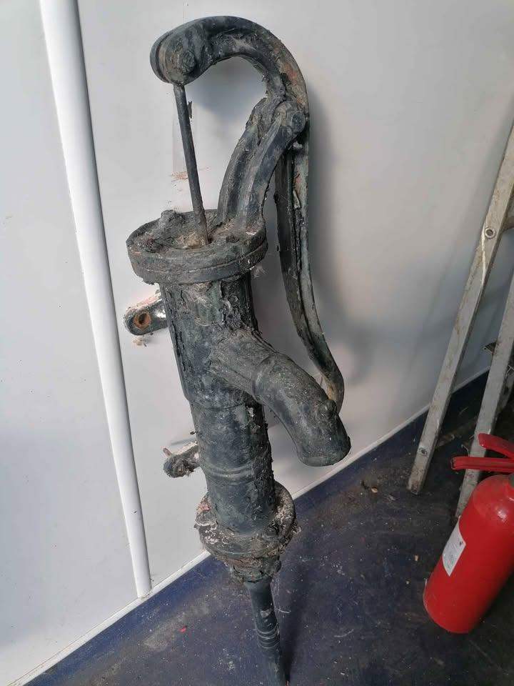 VINTAGE CAST METAL HAND WATER PUMP / GARDEN FEATURE