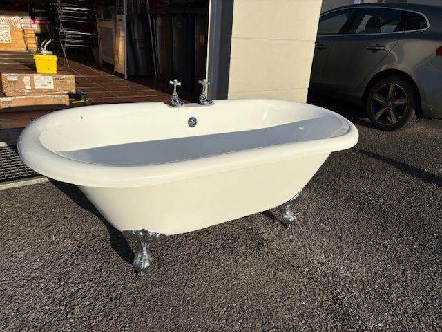 Plastic Bath Tub Freestanding with taps