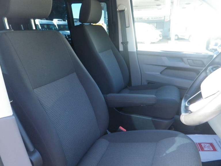 VOLKSWAGEN TRANSPORTER 2.0 TDI T32 Kombi Startline DSG Auto with VW Towbar in