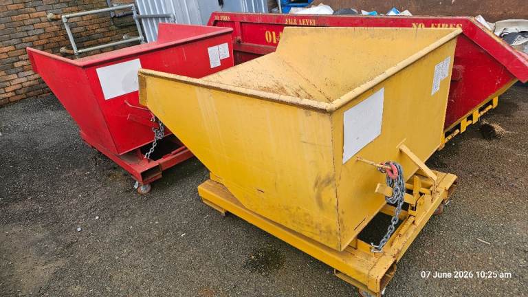 Forklift tipping skip