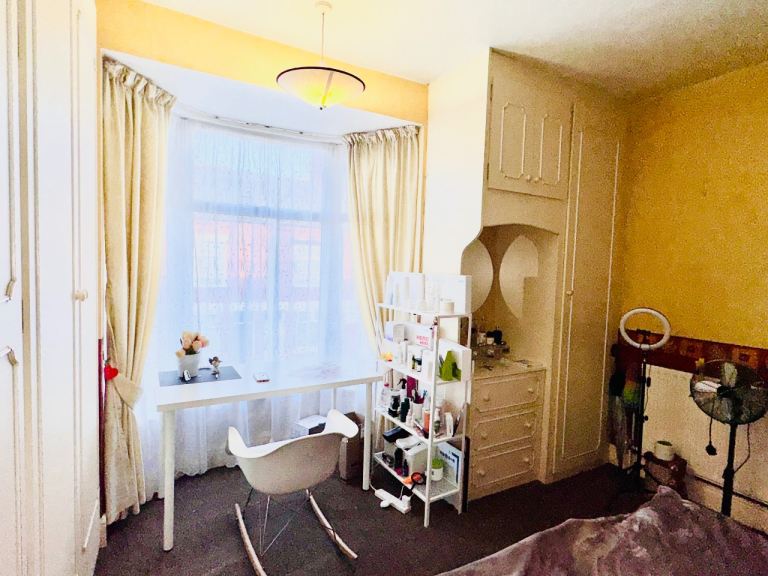 Fully furnished Extra large double room near High cross and DMU
