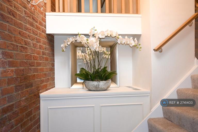 5 bedroom flat in Main Street, Market Bosworth, Nuneaton, CV13 (5 bed) (#2741403)