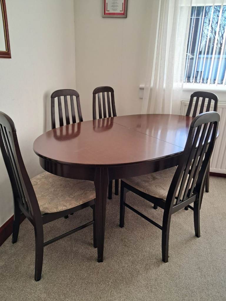 Extendable dining table and 8 chairs