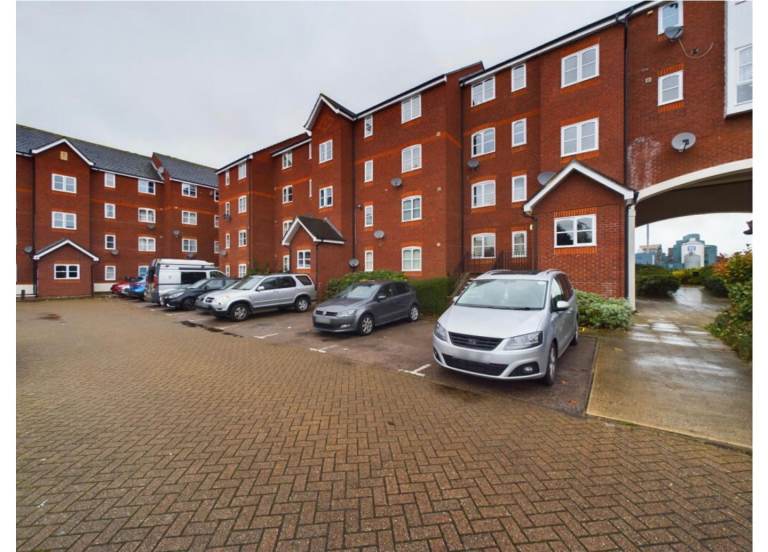 A bright and spacious 2-bedroom, 2-bathroom apartment 