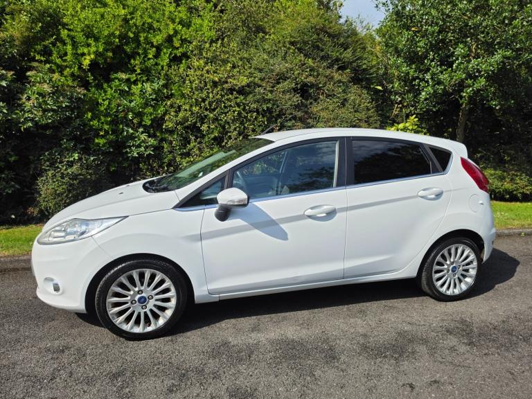FORD FIESTA 1.4 TITANIUM - AUTOMATIC - 5DOOR **LOW MILES**