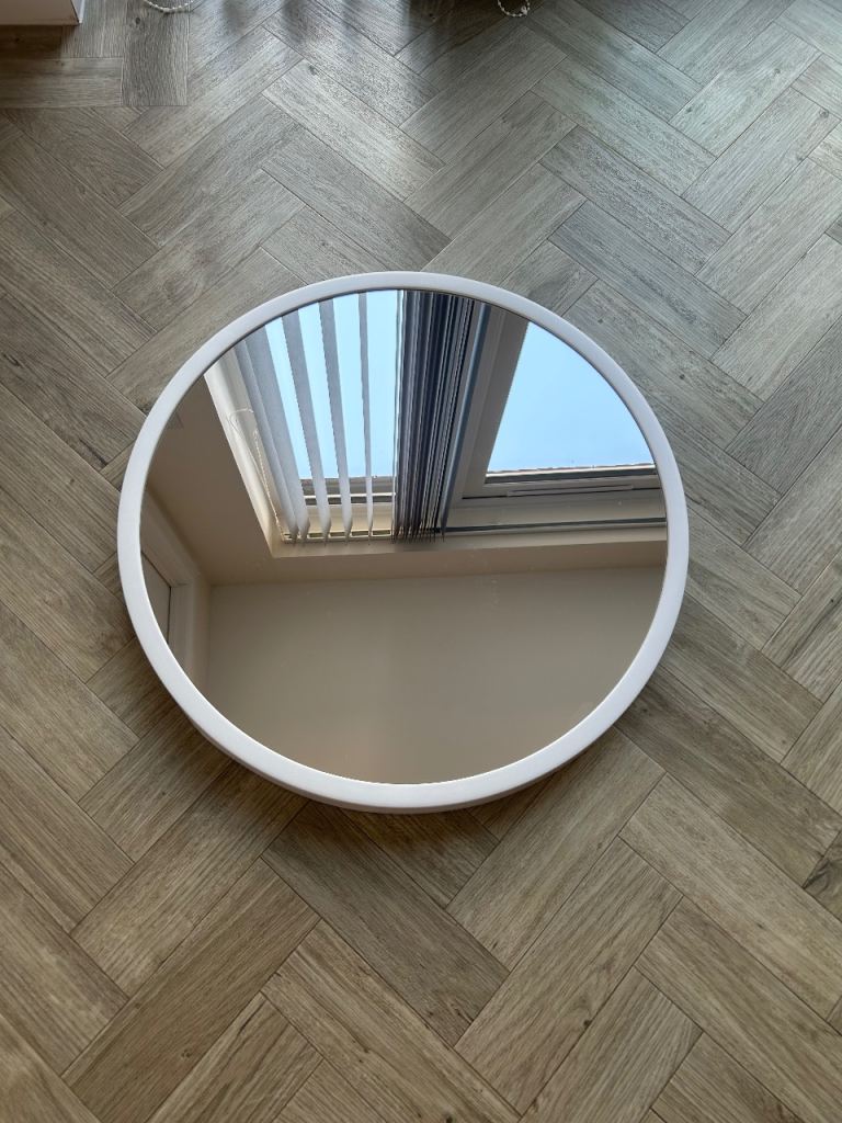 Dunelm Round White Wall Mirror – As Good As New