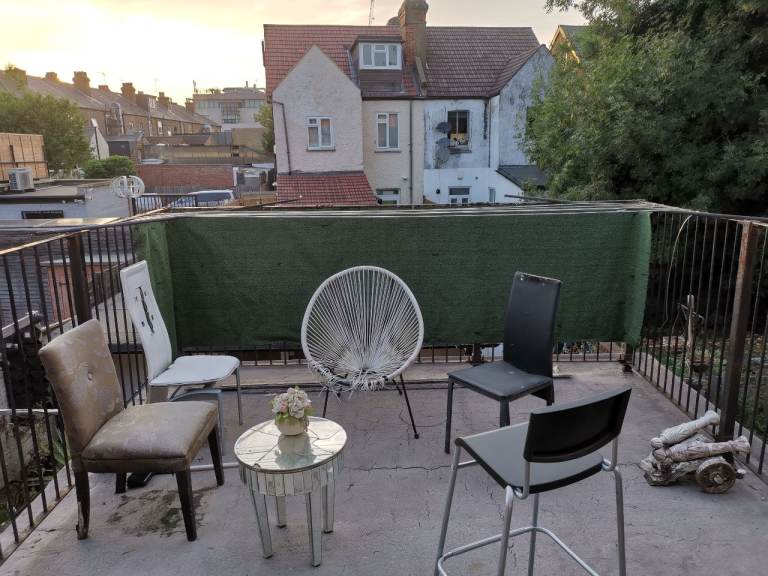 Cozy Studio Flat w/ Exclusive Balcony Views