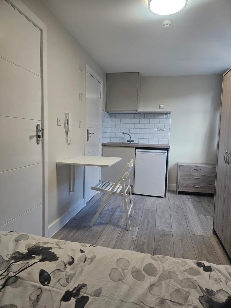 6 bed HMO en-suites and kitchettes for company let-AVAILABLE FOR COMPANY LET