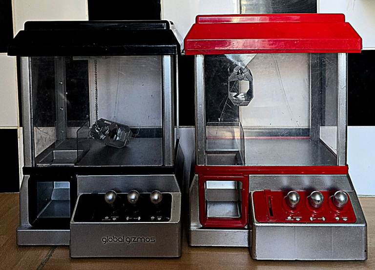 2 × 🕹️ WORKING Global Gizmos Mini Claw Machine Bundle – Black & Red Versions 