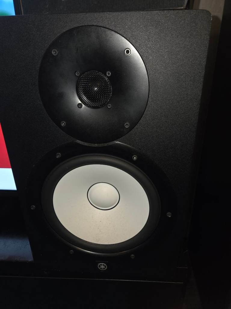 Yamaha HS8 Powered Studio Monitor Speaker – Good Condition