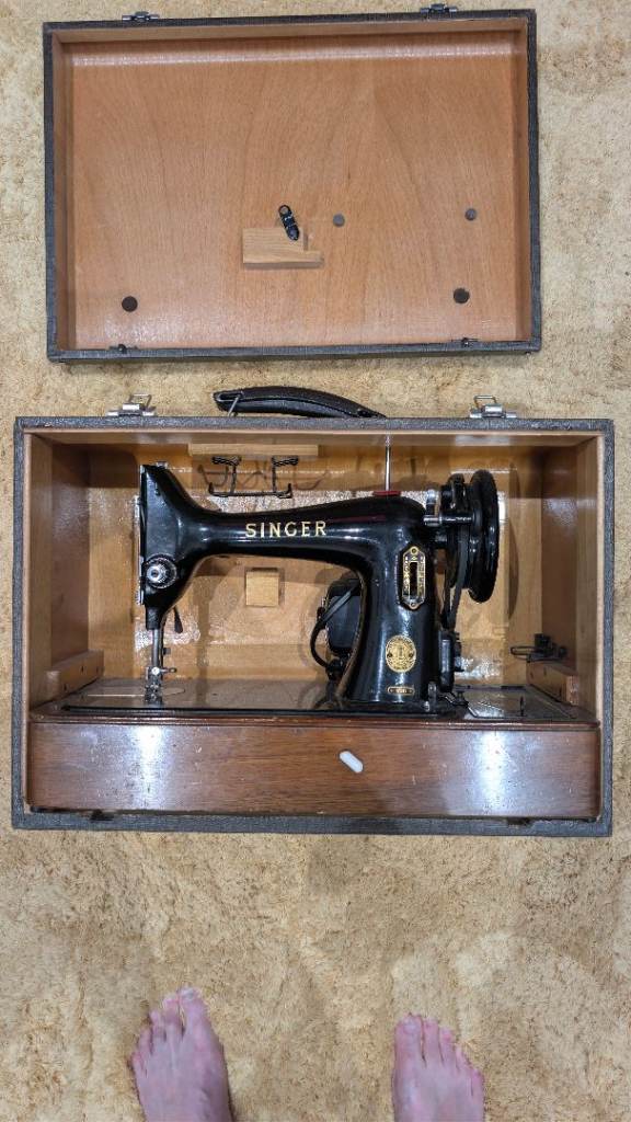Vintage Singer Sewing Machine in Wooden Case