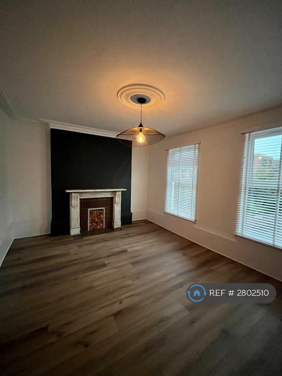 3 bedroom flat in Cottage Grove, Southsea, PO5 (3 bed) (#2802510)