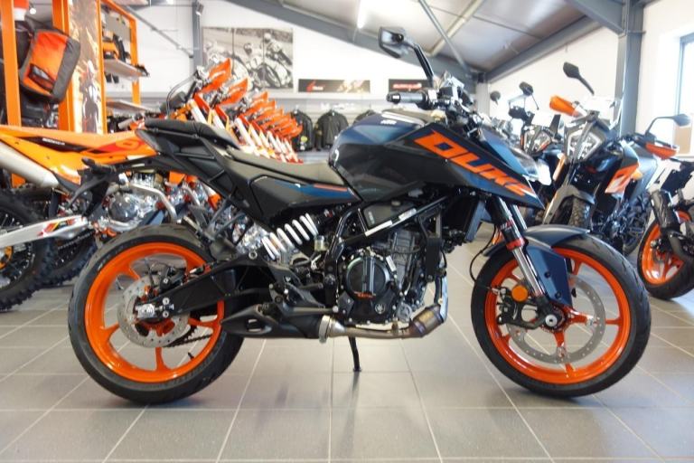 KTM 125 DUKE, 2025, BRAND NEW UN-REGISTERED, BOTH COLOURS AVAILABLE.