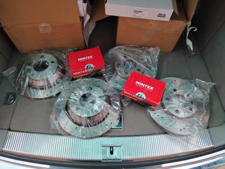 Full set of drilled and grooved MTEC high performance brake discs and mintex pads.