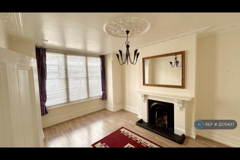 3 bedroom flat in Linden Gardens, London, W4 (3 bed) (#2270437)