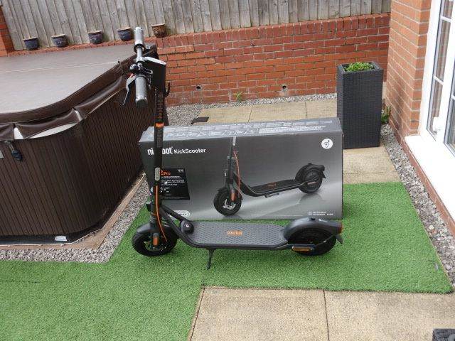 Price reduced Segway F2 PRO USED ONCE ONLY FOR SHORT TEST RIDE C/W WITH BOX CHARGER & INSTRUCTIONS 