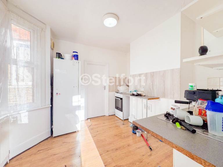 2 bedroom flat in Boleyn Road, London, E7
