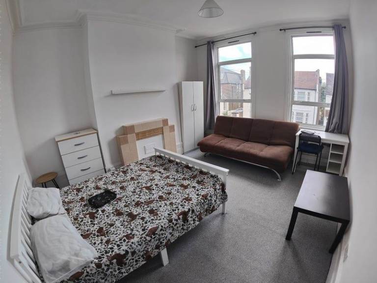 Double Room in Stratford✅✅