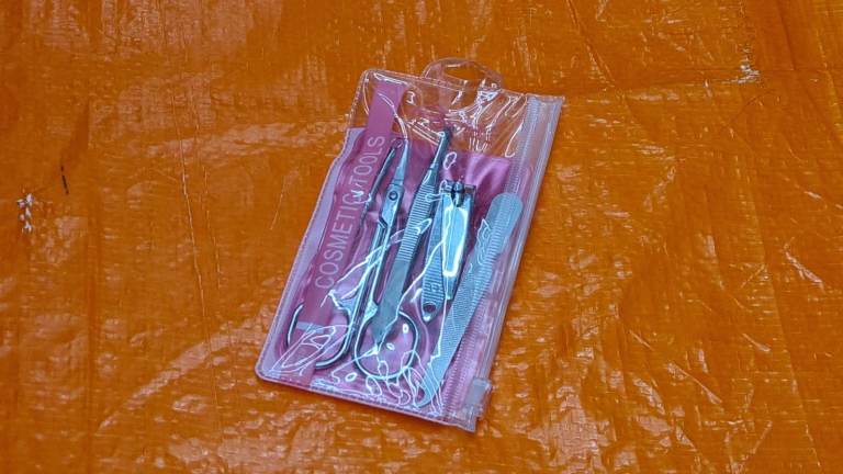 Beauty & Grooming Tool Kit – Multi‑Piece Set in Pink Pouch 