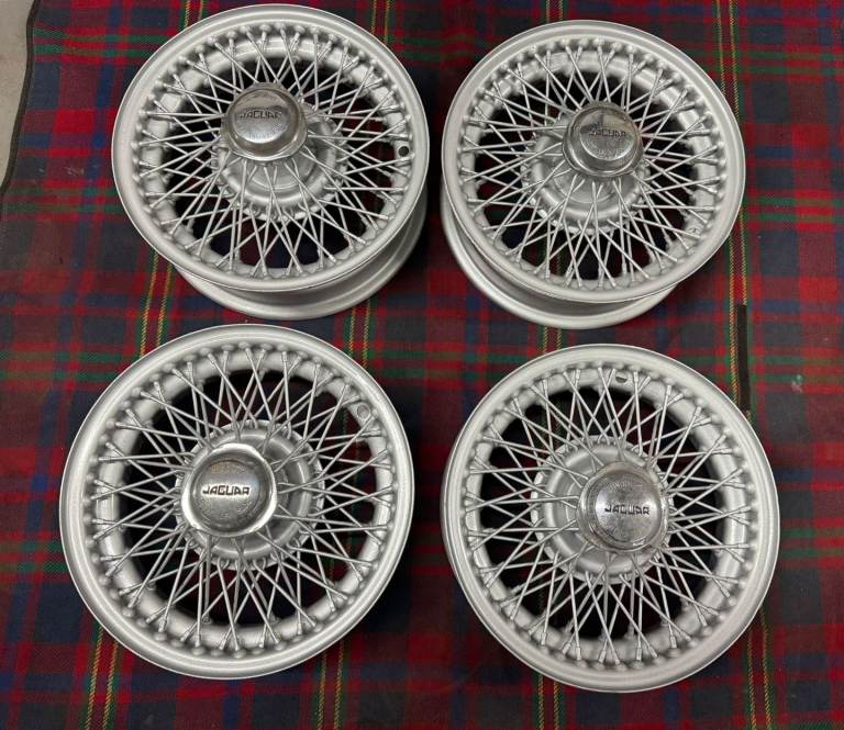 JAGUAR RESTORED UNUSED ORIGINAL WIRE WHEELS + SPINNERSC
