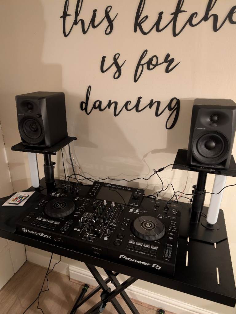 image for Pioneer XDJ-RR with pioneer HDJx7 headphones