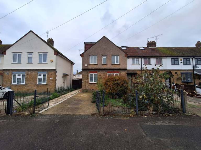 9 Lime Avenue, West Drayton, UB7 8BN - studio flat available immediately!