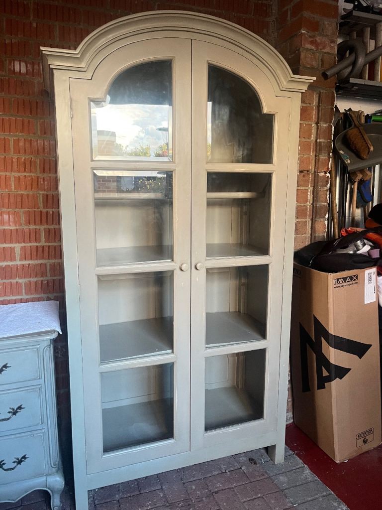 Chic Green with Glass Doors – Good Condition