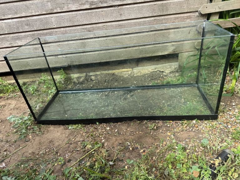 Fish Tank 4ft 248 Ltr with cupboard lots of extras 