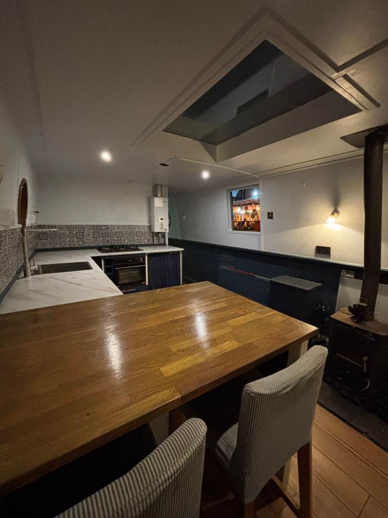 60 x 10 widebeam canalboat perfect for 1/2 people - new skylight installed