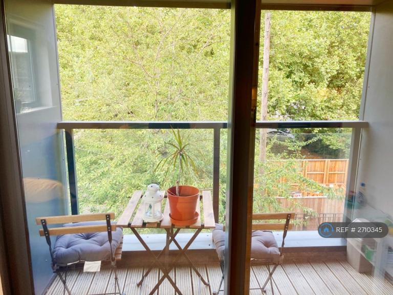 2 bedroom flat in Tower Bridge Road, London, SE1 (2 bed) (#2710345)