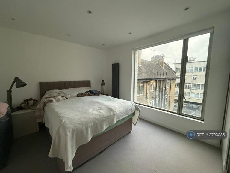 1 bedroom flat in Queens Row, London, SE17 (1 bed) (#2793085)