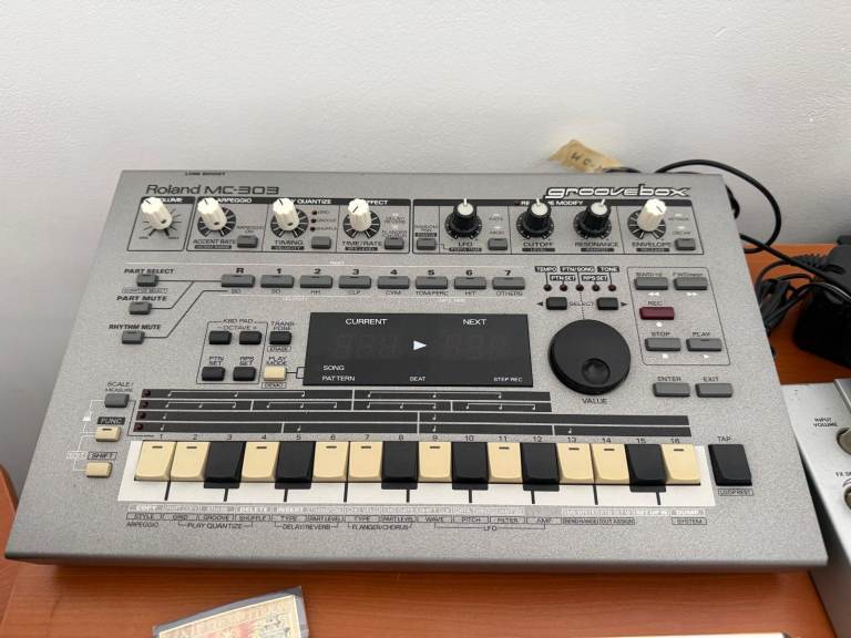Roland MC-303 Groovebox — Classic 90s Sequencer & Drum Machine