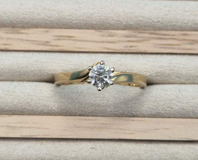 18ct yellow gold & .51crt diamond solitaire ring