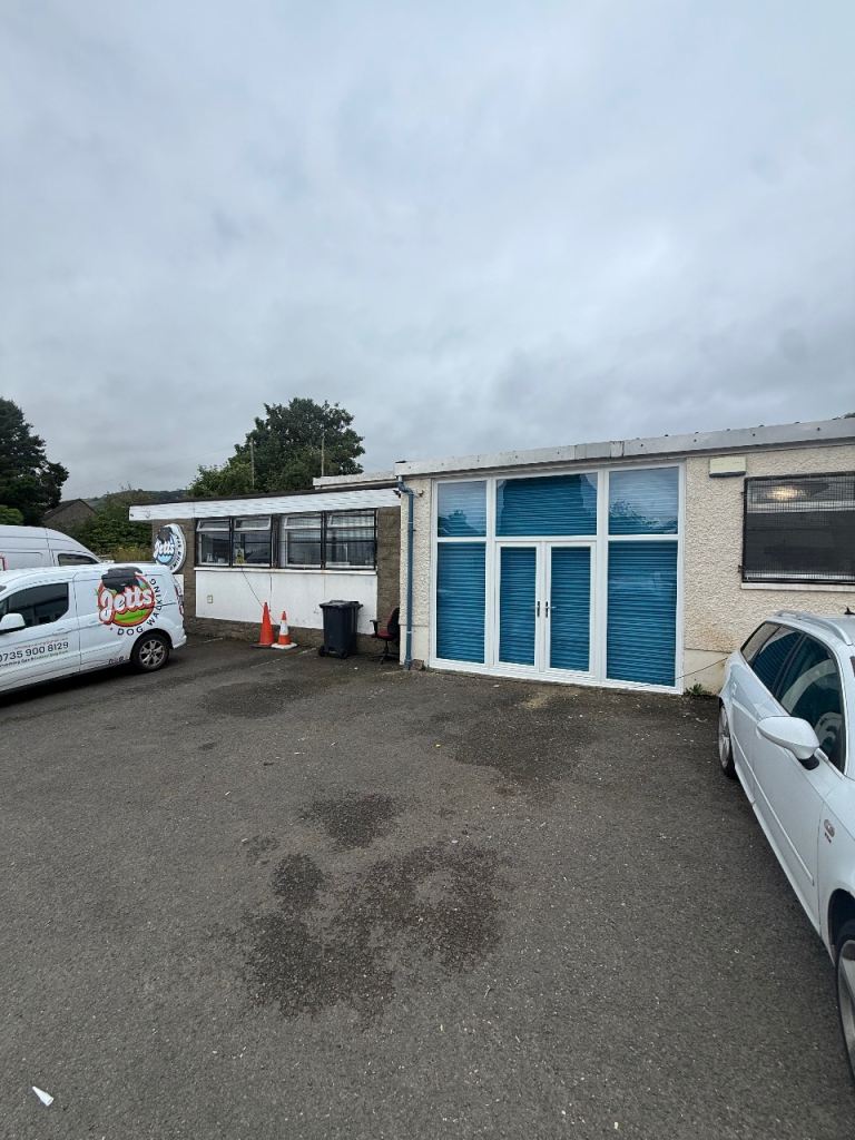 Shop plus kitchen area to let