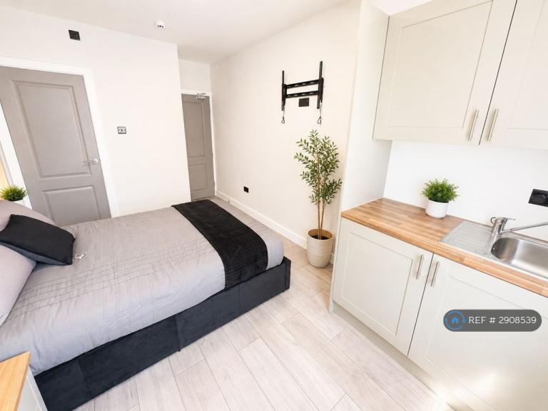 1 bedroom in Camden Road, Gillingham, ME7 (#2908539)
