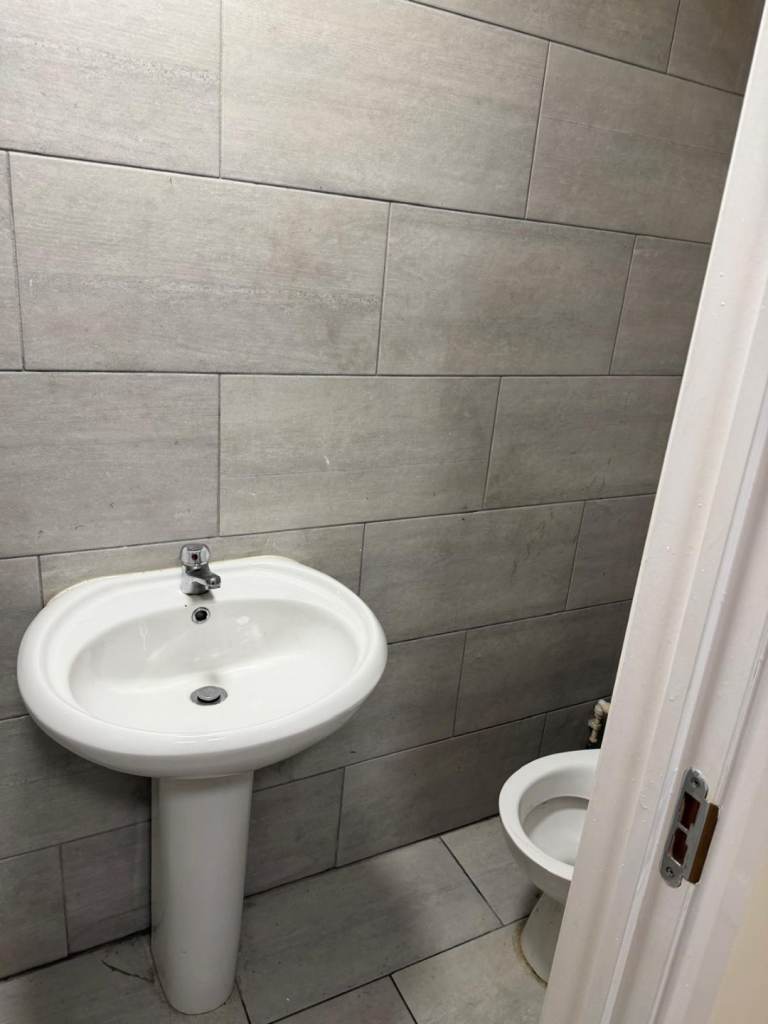 SELF CONTAINED STUDIO AND ONE BED APARTMENTS FOR £15 A WEEK !!!