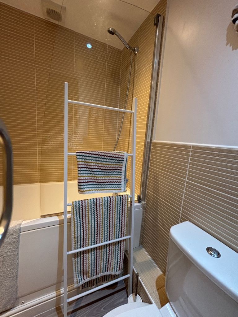 🛁 White Freestanding Ladder Towel Rail – Modern Bathroom Storage