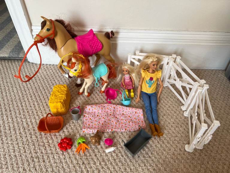 Barbie Hugs 'n' Horses and Chelsea Playset